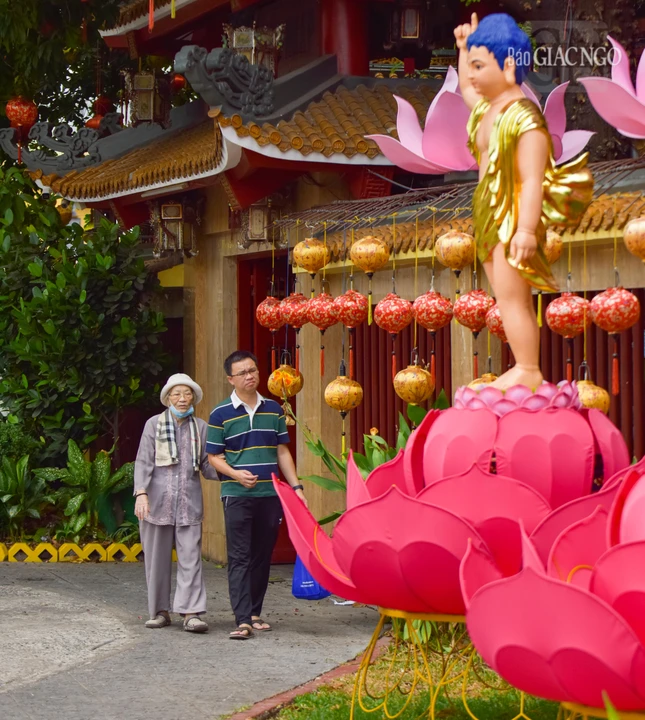 Mẹ và con đến chùa lễ Phật