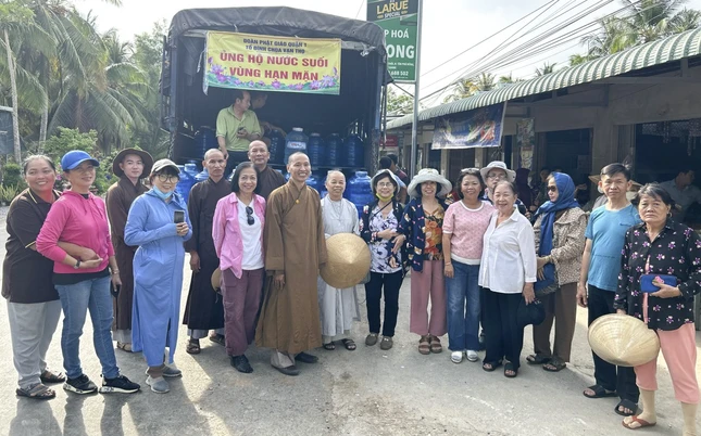 Đoàn Ban Trị sự GHPGVN Q.1 trao nước ngọt đến người dân