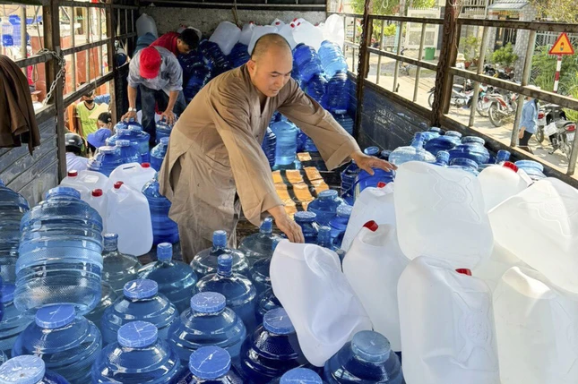 Thượng tọa Thích Tâm Toàn tích cực vận chuyển các bình nước để trao đến người dân tỉnh Long An