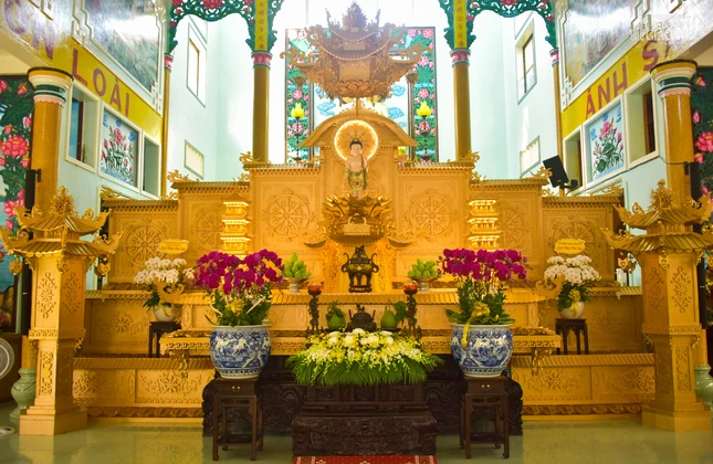 Lễ đài chính của Phật giáo Q.4 được thiết trí tại Linh Quang tịnh xá cơ bản đã được hoàn thiện