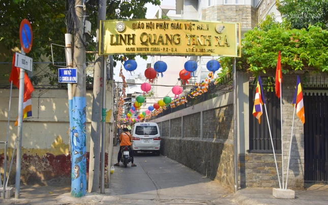 Cổng vào Linh Quang tịnh xá tràn ngập cờ Phật giáo, lồng đèn