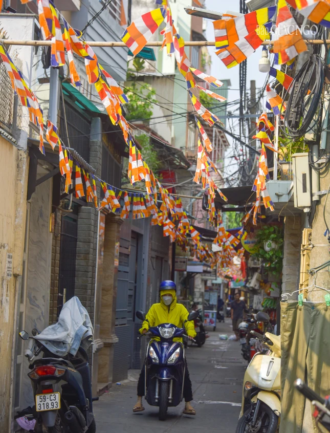 Hẻm nhỏ thêm vui tươi với sắc màu cờ Phật giáo