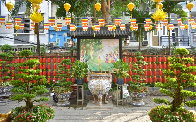 Một tiểu cảnh khác với hình ảnh sự kiện đản sinh của Thái tử Tất-đạt-đa