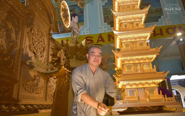 Đại đức Minh Thới - người phụ trách thiết trí lễ đài cho biết lễ đài phần lớn được làm từ xốp, do chư Tăng Linh Quang tịnh xá thiết kế và thực hiện liên tục trong vòng 10 ngày mới hoàn thành