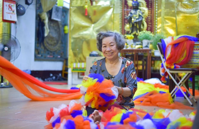 Phật tử Diệu Hương (74 tuổi) đến chùa Đức Quang để làm công quả, trang trí mừng Phật đản