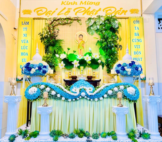Lễ đài nhỏ tại chùa Liên Trì được thiết trí trang nghiêm