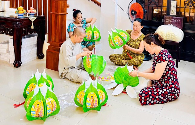 Tất cả chung sức thiết trí lễ đài, trang trí cờ, hoa, lồng đèn góp phần mang đến một mùa Phật đản đầy sắc màu và ý nghĩa
