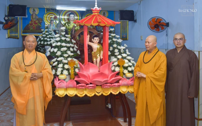 Kiệu Phật được thiết kế phục vụ cho lễ rước kiệu Đức Phật đản sinh từ chùa Long Bửu đến lễ đài chính Linh Quang tịnh xá