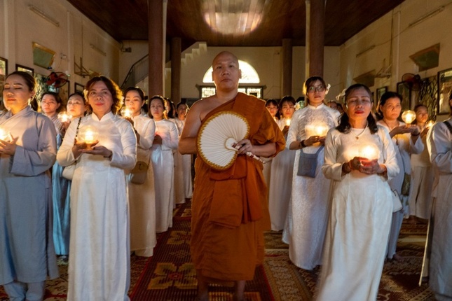 Đại đức Thích Pháp Hiếu cùng Phật tử tham dự đêm hội hoa đăng