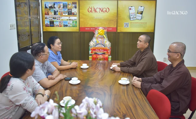 Thượng tọa Thích Tâm Hải cùng Thượng tọa Thích Chúc Phú đón tiếp đoàn