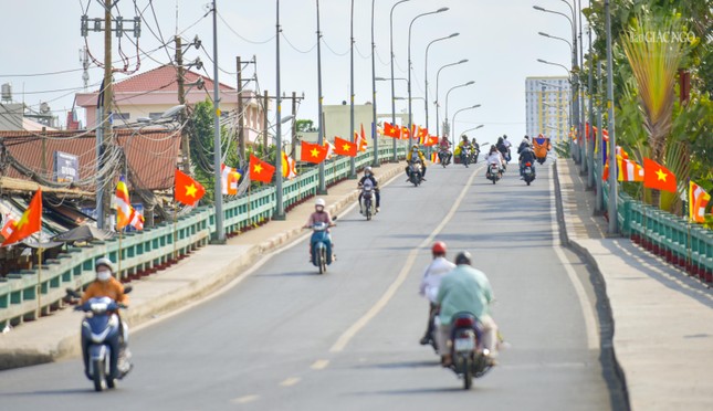 Cờ Phật giáo tung bay bên bến Bình Đông (Q.8)