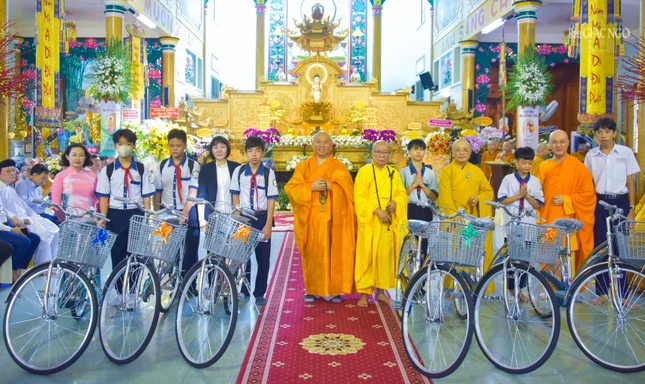 Trao quà nhân dịp Phật đản