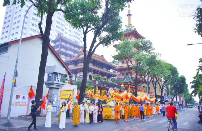 Đoàn rước kiệu Đức Phật từ chùa Long Bửu về Linh Quang tịnh xá