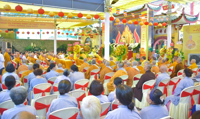 Tăng Ni, Phật tử tham dự Đại lễ Phật đản Phật lịch 2568 của Phật giáo Q.8 tại chùa Long Hoa
