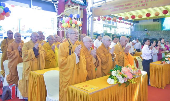 Chư tôn đức, đại diện chính quyền, Phật tử tham dự