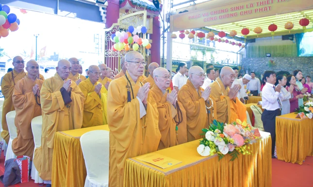 Chư tôn đức, đại diện chính quyền, Phật tử tham dự