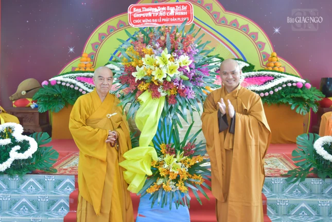 Lẵng hoa chúc mừng của Ban Thường trực Ban Trị sự GHPGVN TP.HCM