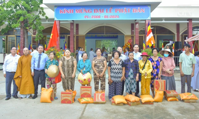 Trao tặng 300 phần quà đến người dân