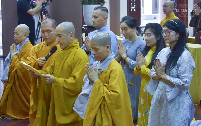 Các học viên dâng lời cảm niệm