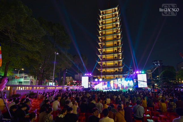 Người dân TP.HCM tham dự đêm hòa nhạc tại Việt Nam Quốc Tự