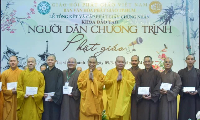 Trao Giấy chứng nhận hoàn thành khóa đào tạo đến các học viên