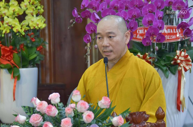 Đại đức Thích Đồng Quảng báo cáo tổng kết khóa đào tạo “Người dẫn chương trình Phật giáo”