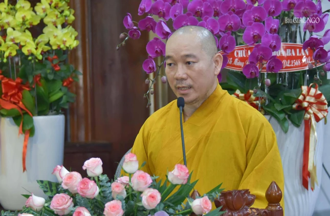 Đại đức Thích Đồng Quảng báo cáo tổng kết khóa đào tạo “Người dẫn chương trình Phật giáo”