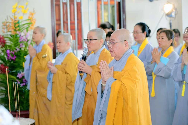 Đại chúng tụng sám Khánh đản