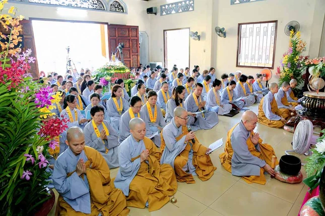 Đại chúng tham dự