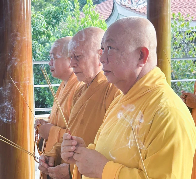 Thượng tọa Thích Thiện Từ hướng dẫn các thành viên dâng hương tưởng niệm