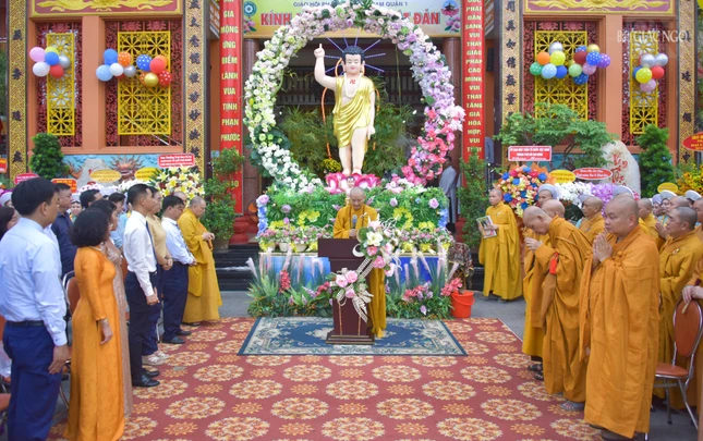 Đại chúng lắng nghe Trưởng lão Hòa thượng Thích Thanh Hùng đọc Thông điệp Đại lễ Phật đản Phật lịch 2568