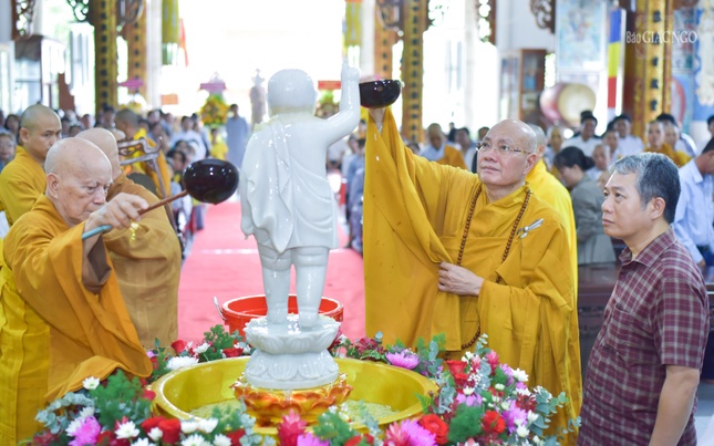 Thực hiện nghi thức Tắm Phật