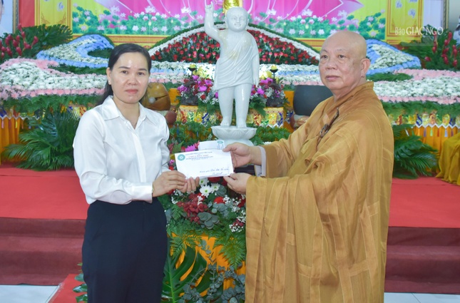 Trao tặng "Nhà tình nghĩa quân dân" và ủng hộ Quỹ “Vì người nghèo”