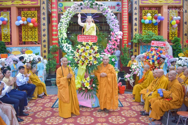 Thượng tọa Thích Minh Quang nhận lẵng hoa chúc mừng của Ban Thường trực Ban Trị sự GHPGVN do Thượng tọa Thích Trung Nguyện trao tặng