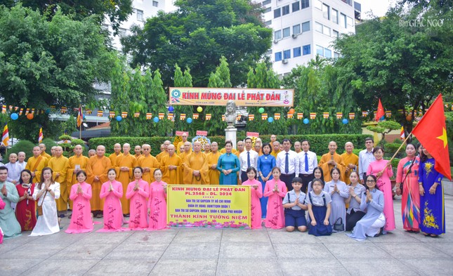 Đoàn chụp hình lưu niệm