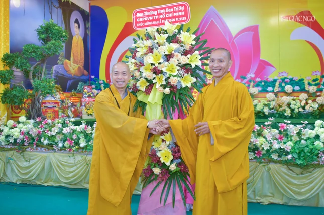 Ban Thường trực Ban Trị sự GHPGVN TP.HCM tặng hoa chúc mừng