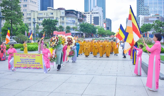 Dâng hoa tại tượng đài Chủ tịch Hồ Chí Minh