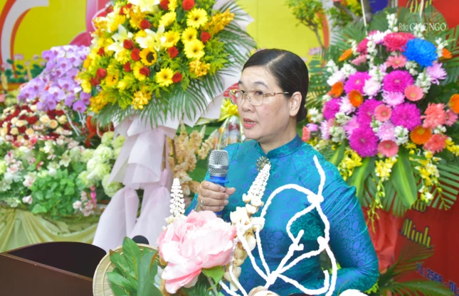 Bà Hoàng Thị Tố Nga phát biểu chúc mừng