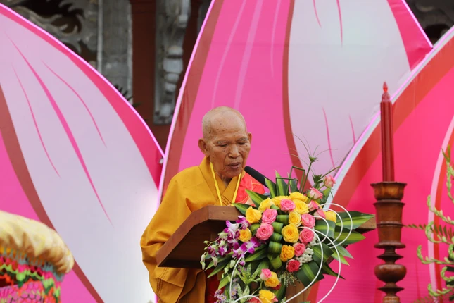 Hòa thượng Thích Đồng Tiến tuyên đọc Diễn văn Phật đản