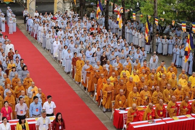 Đông đảo Tăng Ni, Phật tử tham dự