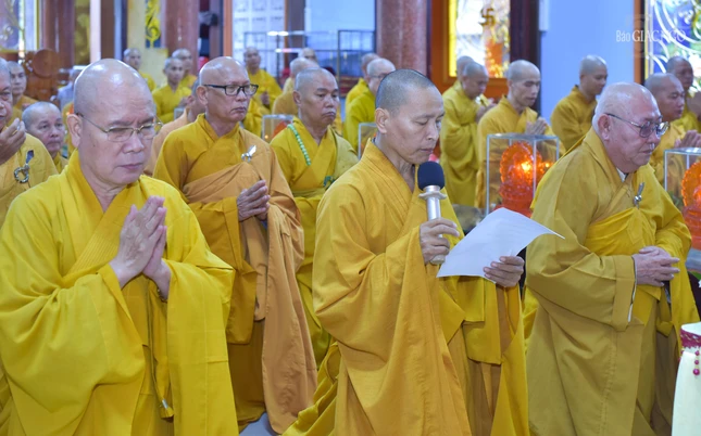 Thượng tọa Thích Minh Quang hướng dẫn các hành giả cử hành lễ tác pháp thọ an cư theo quy định truyền thống