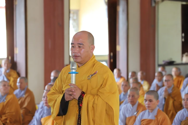 Đại đức Thích Quảng Phục thay mặt đại chúng cung thỉnh Ban Chức sự trường hạ