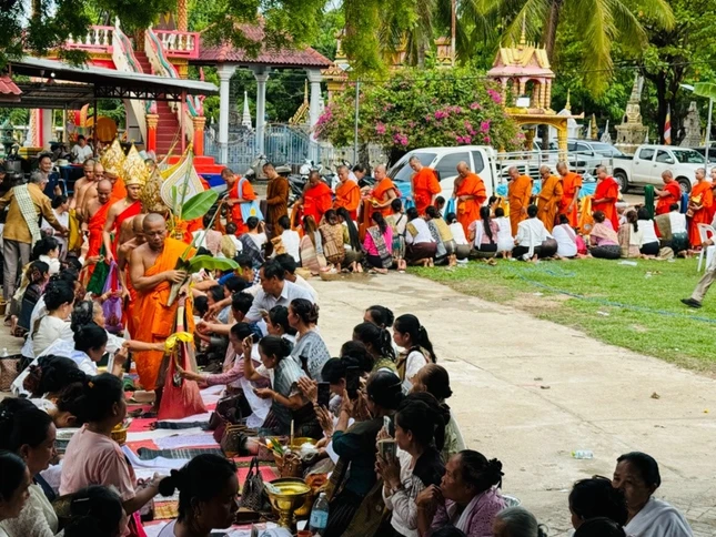 Đặt bát cúng dường