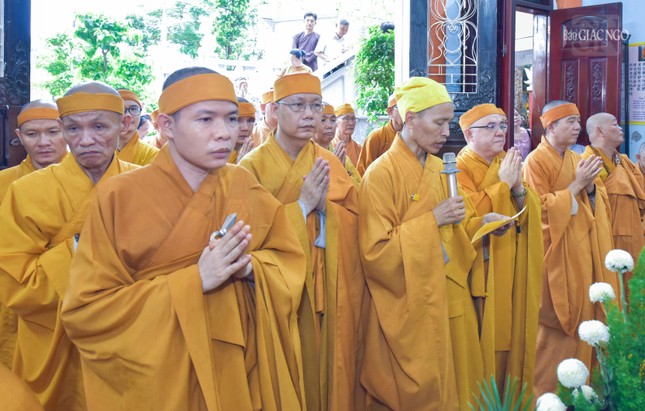 Thượng tọa Thích Minh Quang cùng môn đồ pháp quyến