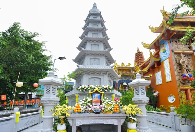 Bảo tháp Trưởng lão Hòa thượng Thích Thanh Sơn tại tổ đình Vạn Thọ