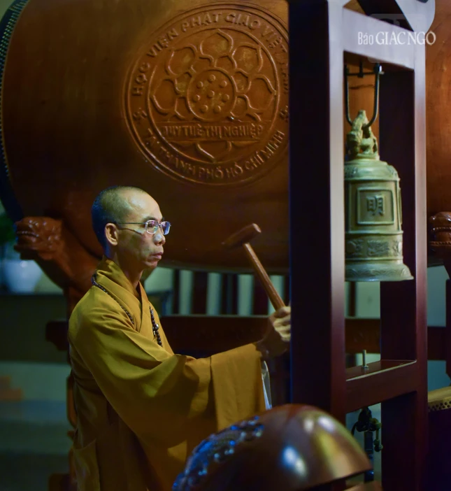 Đại chúng thực hành thời khóa ngồi thiền và tụng Lăng nghiêm...