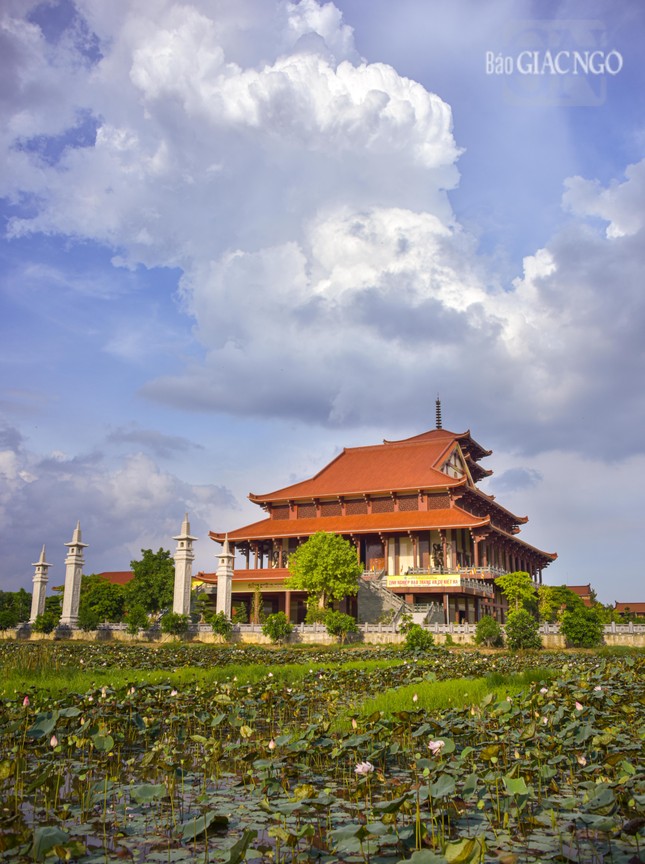 Giảng đường Minh Châu nhìn từ xa