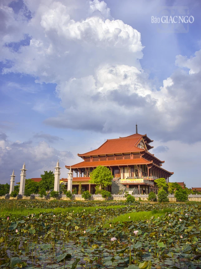 Giảng đường Minh Châu nhìn từ xa