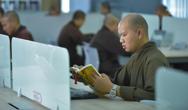 Chăm chú trong từng trang sách