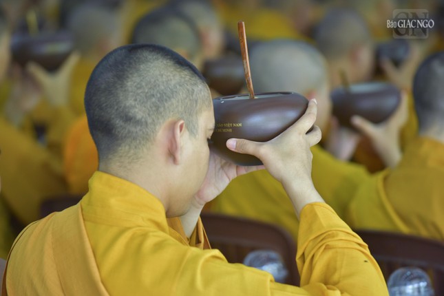 Cử bát thực hiện nghi thức quá đường